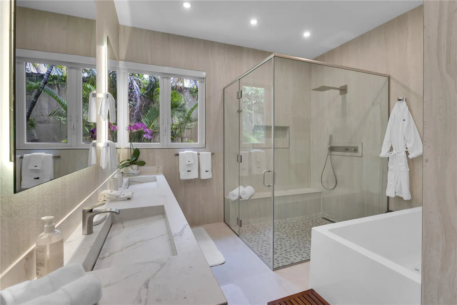 Bathroom ensuite Main Bedroom