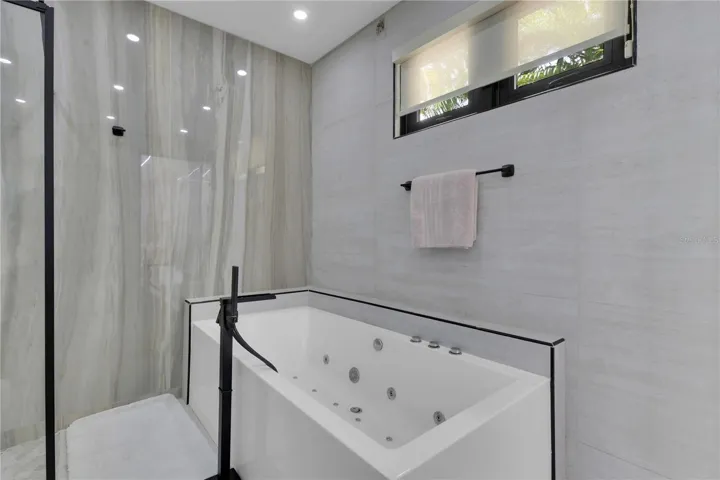 Guest Suite Full Bathroom