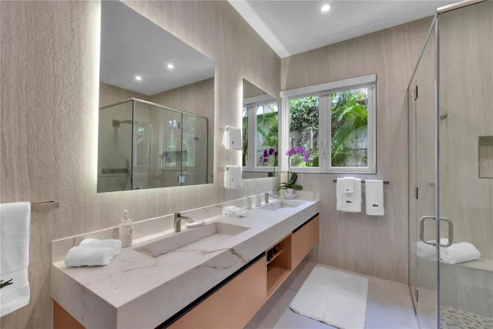 Bathroom ensuite Main Bedroom