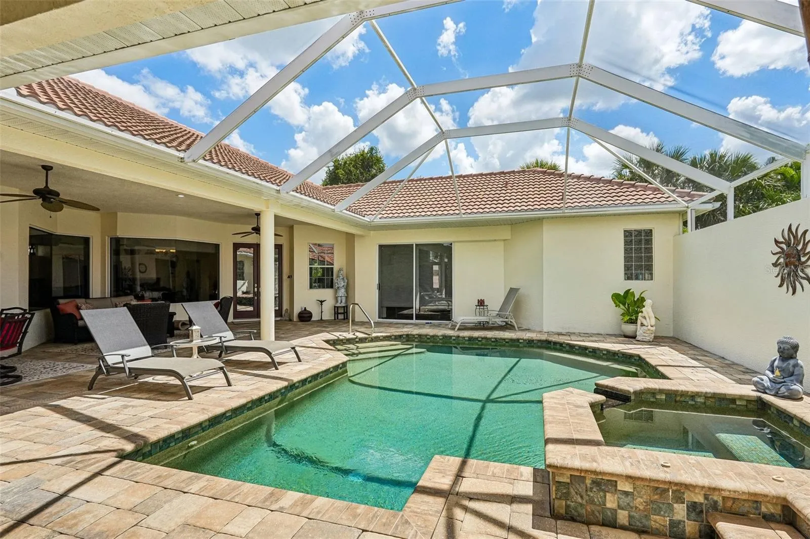 Private Oasis: Screened Lanai, Pool & SpaExperience ultimate Florida living in this expansive, fully screened lanai built for year-round relaxation and outdoor entertaining