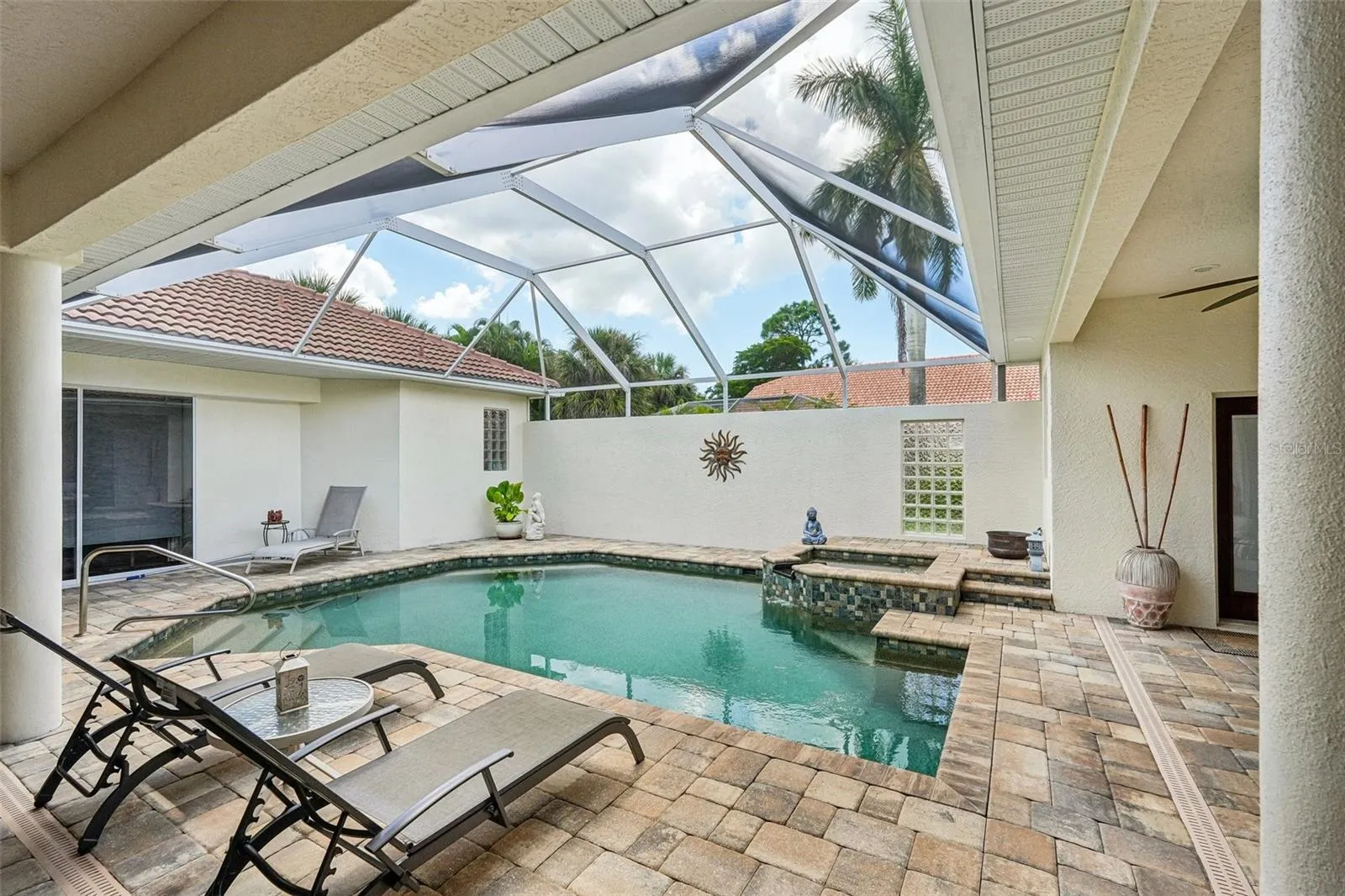 Private Oasis: Screened Lanai, Pool & SpaExperience ultimate Florida living in this expansive, fully screened lanai built for year-round relaxation and outdoor entertaining