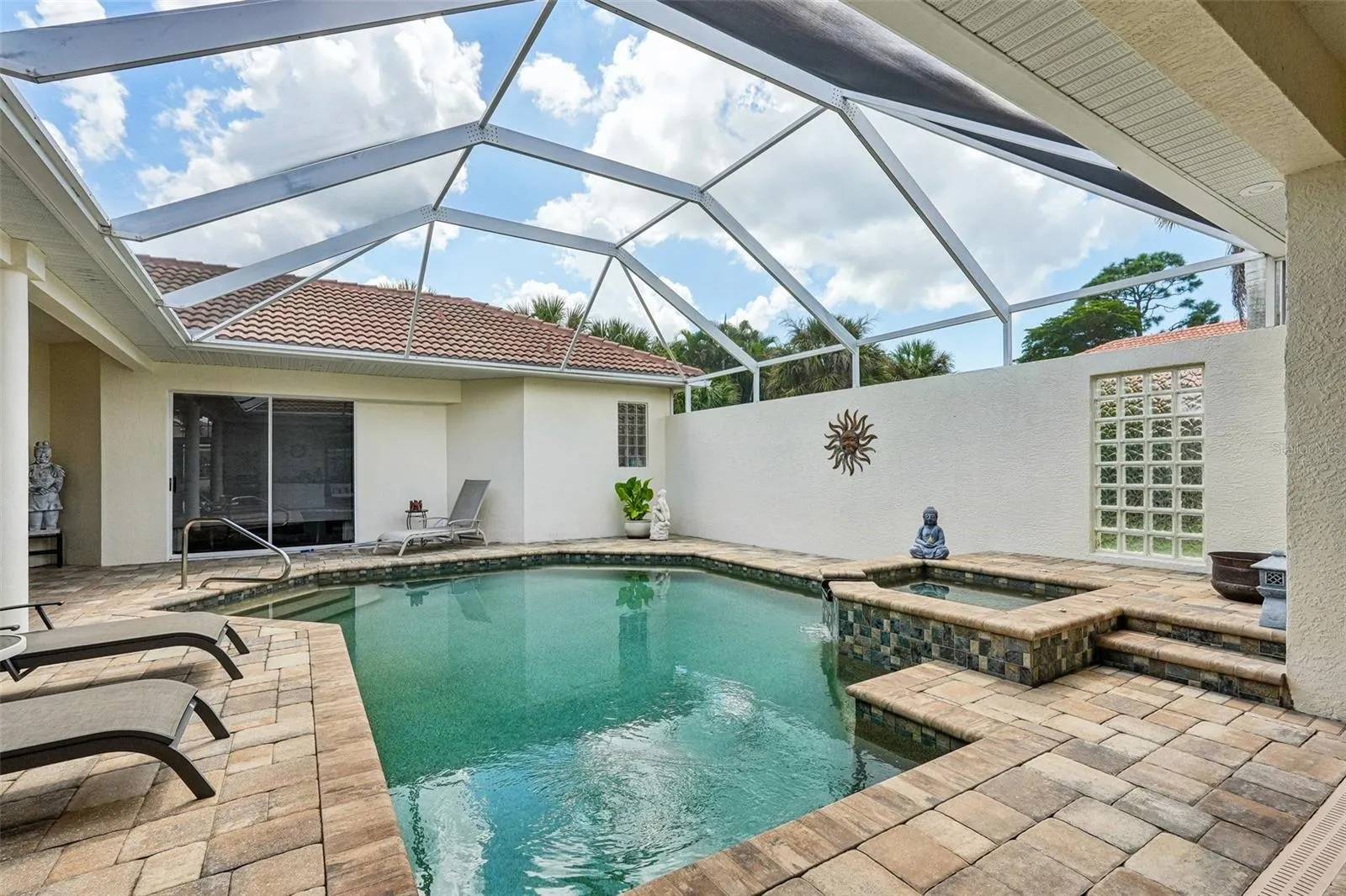 Private Oasis: Screened Lanai, Pool & SpaExperience ultimate Florida living in this expansive, fully screened lanai built for year-round relaxation and outdoor entertaining