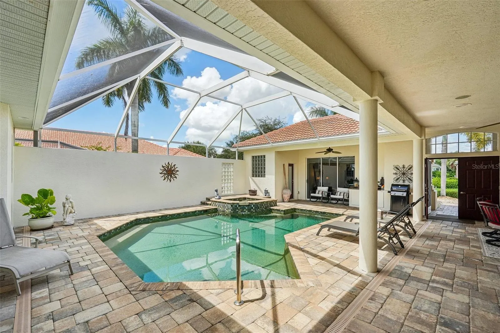 Private Oasis: Screened Lanai, Pool & SpaExperience ultimate Florida living in this expansive, fully screened lanai built for year-round relaxation and outdoor entertaining