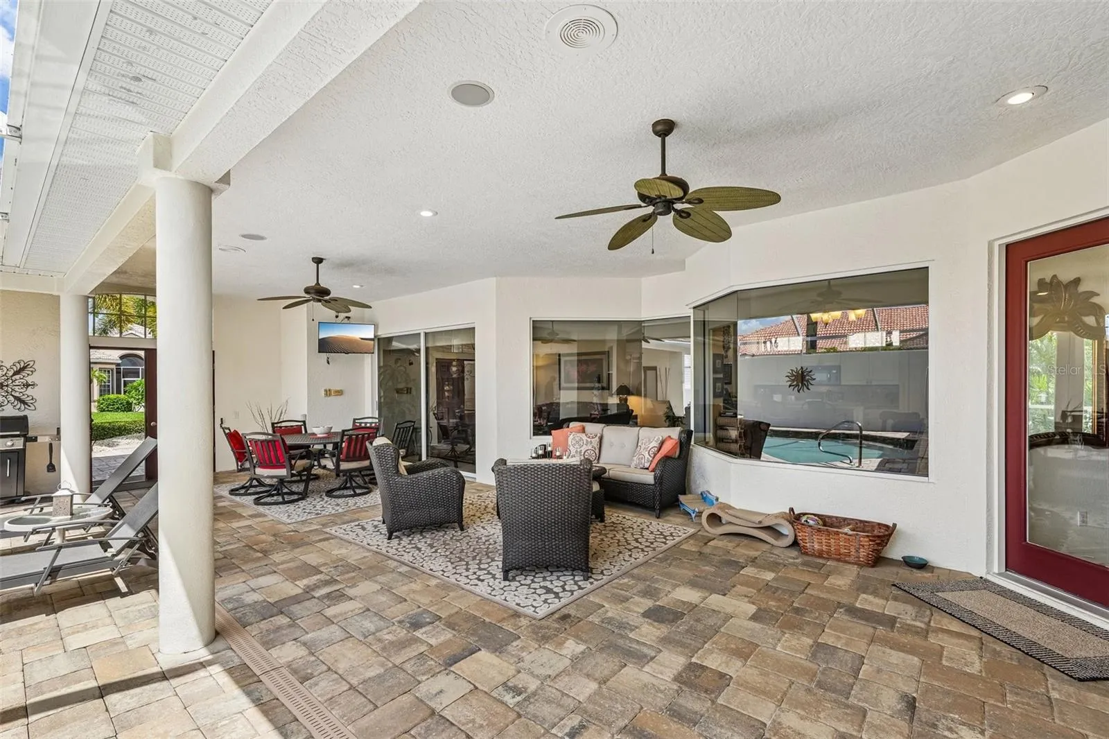 Large Lanai area for entertaining