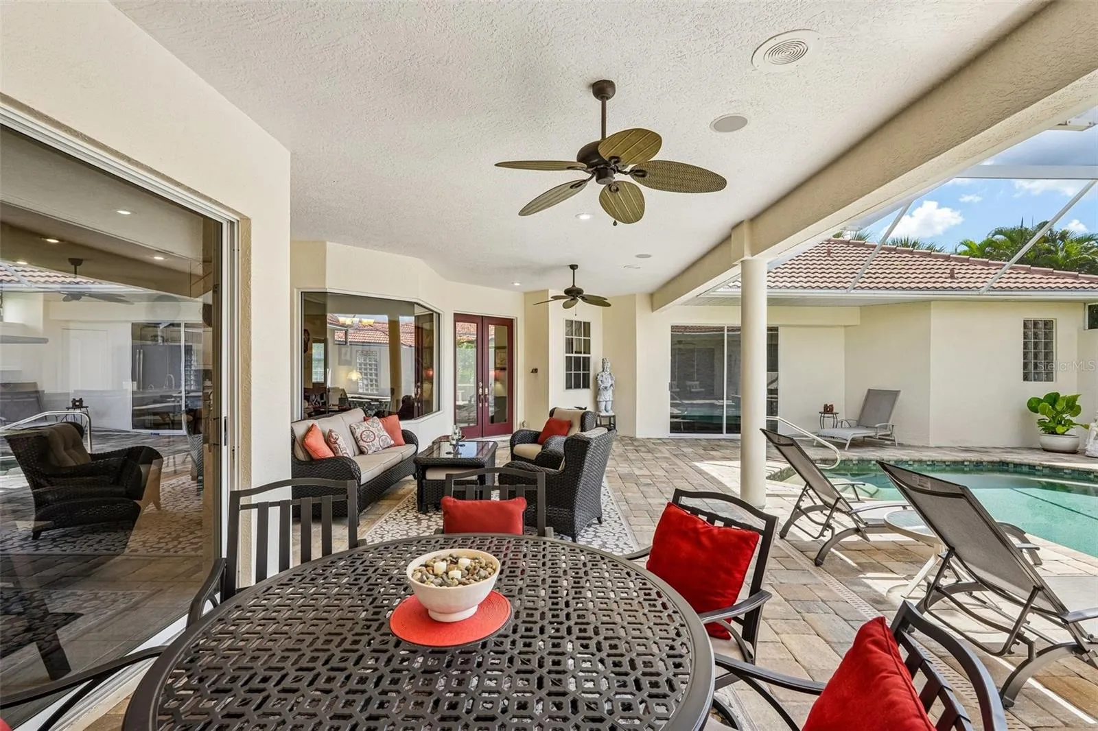 Large Lanai area for entertaining