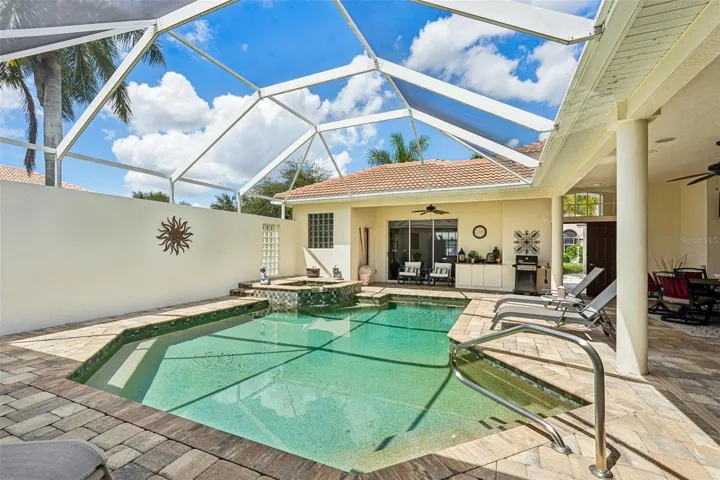 Private Oasis: Screened Lanai, Pool & SpaExperience ultimate Florida living in this expansive, fully screened lanai built for year-round relaxation and outdoor entertaining