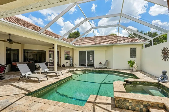 Private Oasis: Screened Lanai, Pool & SpaExperience ultimate Florida living in this expansive, fully screened lanai built for year-round relaxation and outdoor entertaining