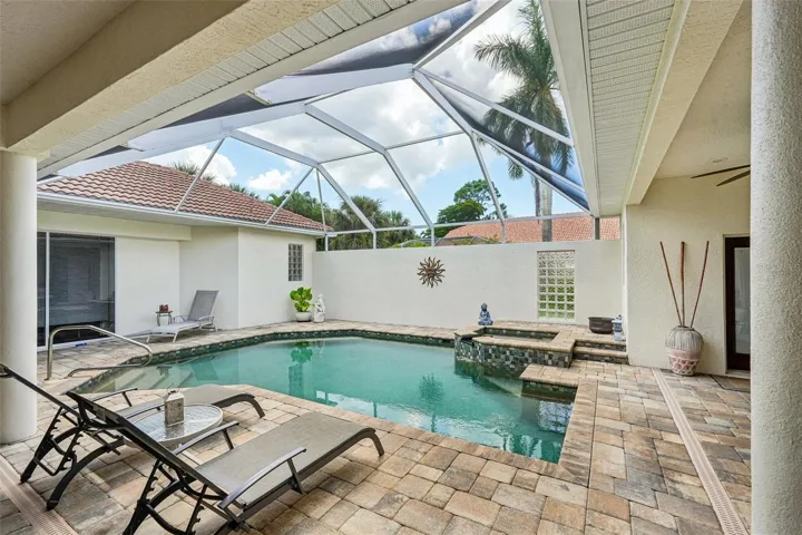 Private Oasis: Screened Lanai, Pool & SpaExperience ultimate Florida living in this expansive, fully screened lanai built for year-round relaxation and outdoor entertaining