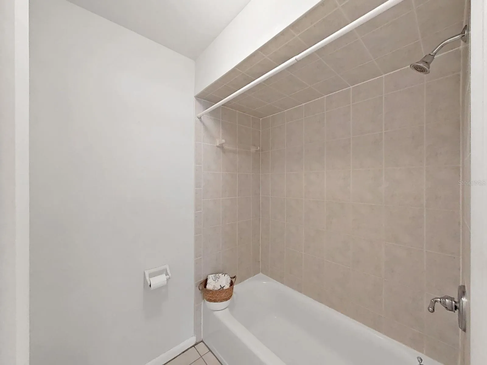 TUB/SHOWER IN BEDROOM EN SUITE BATH