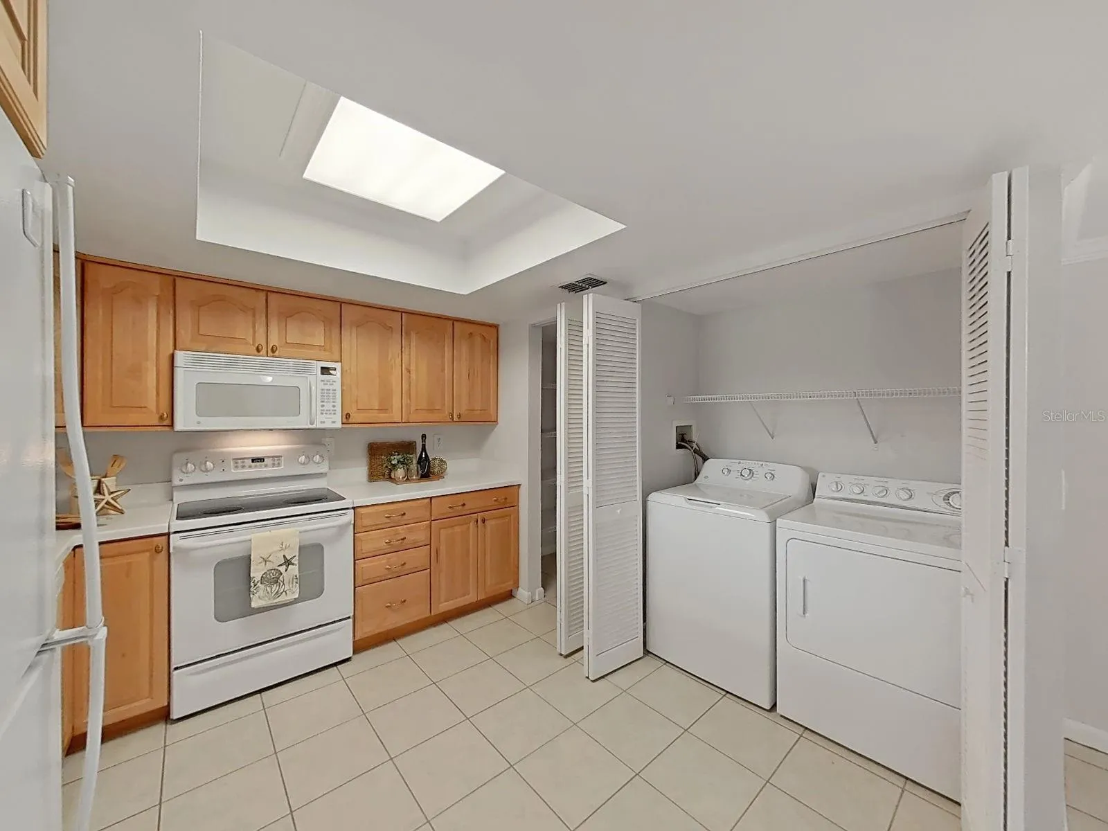 KITCHEN- FULL SIZE LAUNDRY CLOSET