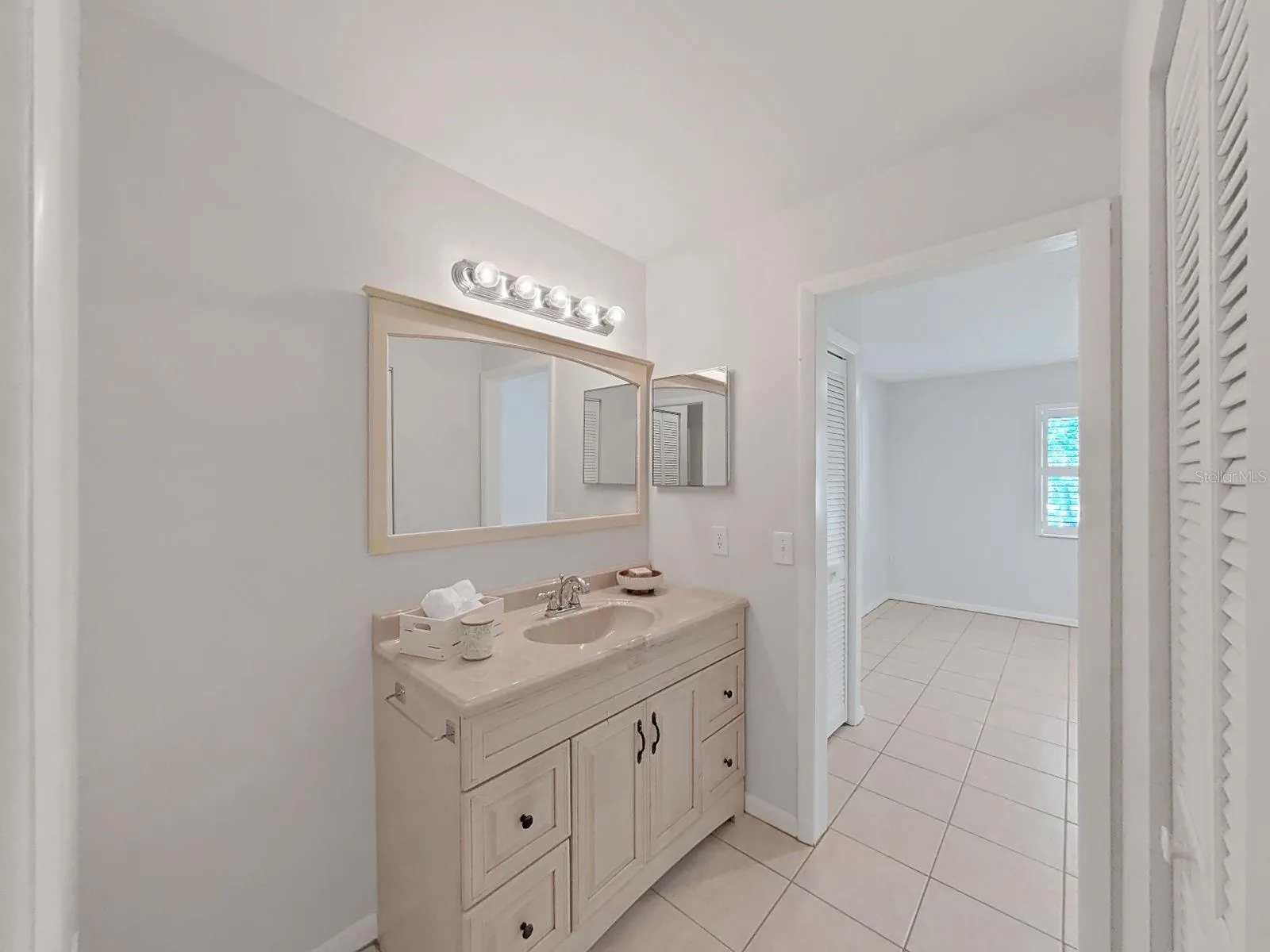 BEDROOM EN SUITE BATH- SPACIOUS W/ LARGE VANITY
