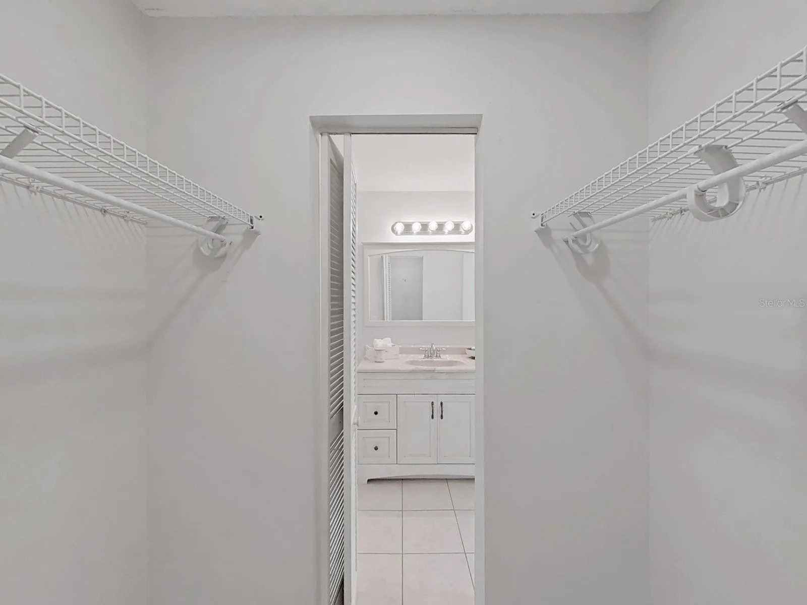 LARGE BEDROOM WALK-IN CLOSET