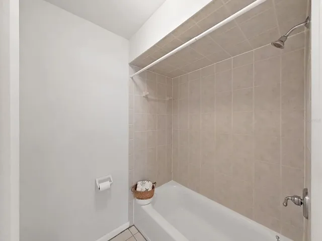 TUB/SHOWER IN BEDROOM EN SUITE BATH