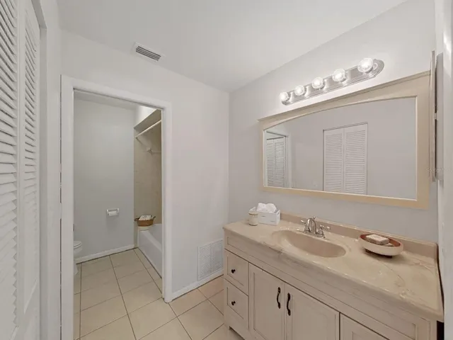 BEDROOM EN SUITE BATH