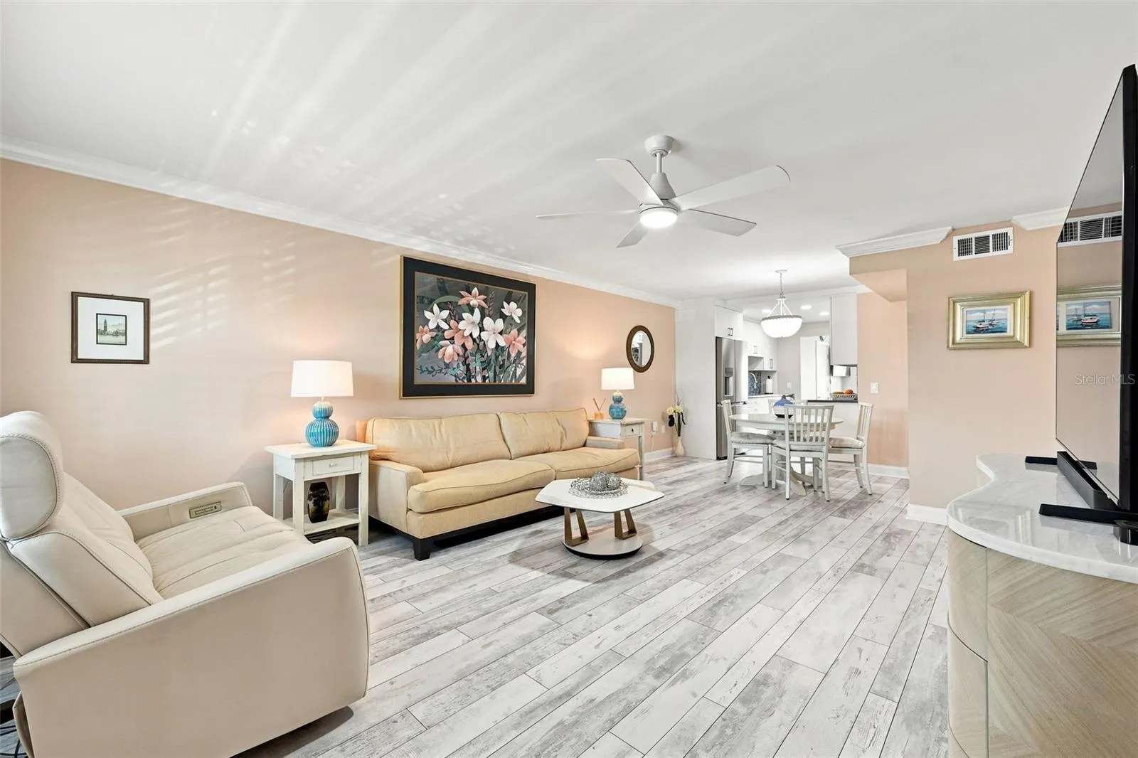 Large living room to relax and entertain