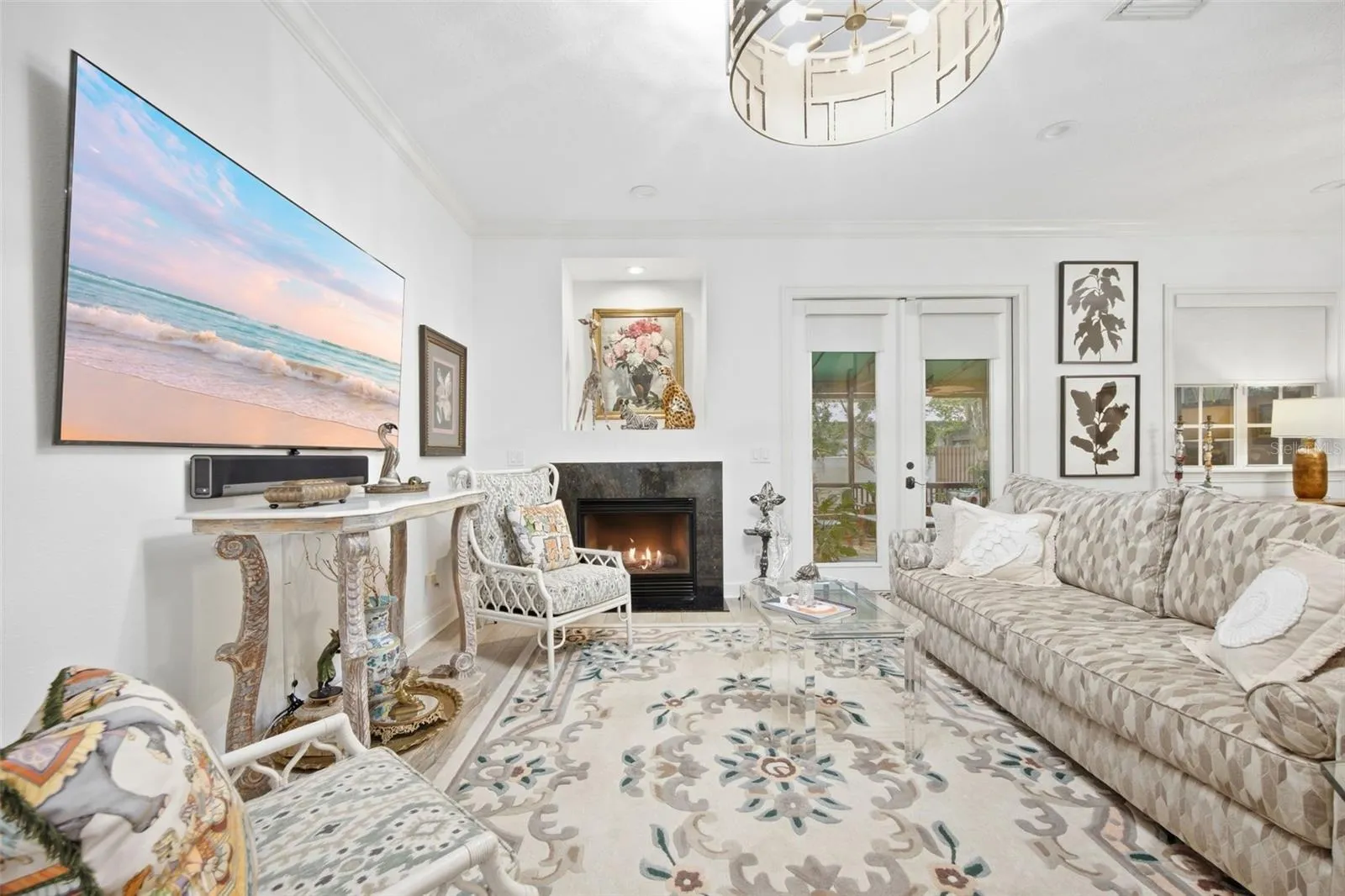 Living Room Photo #2