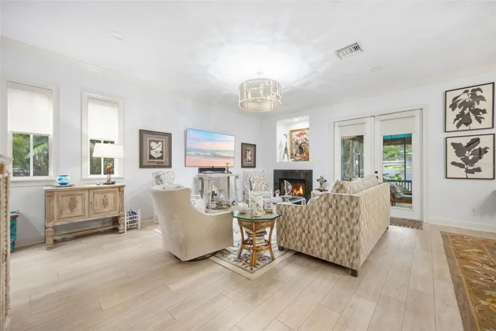 Livingroom Photo #3