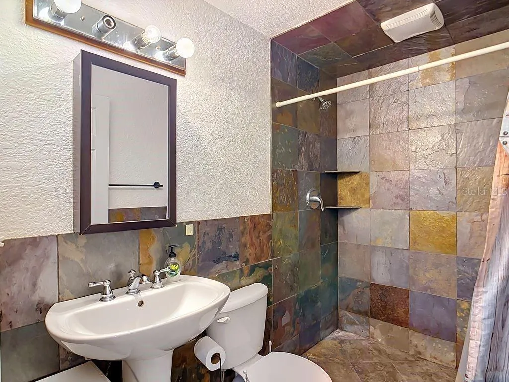 Guest Suite Full Bathroom
