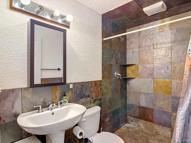 Guest Suite Full Bathroom