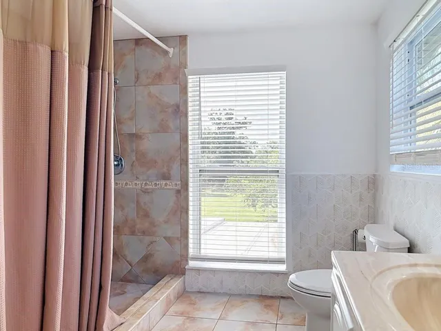 Upstairs Full Bathroom