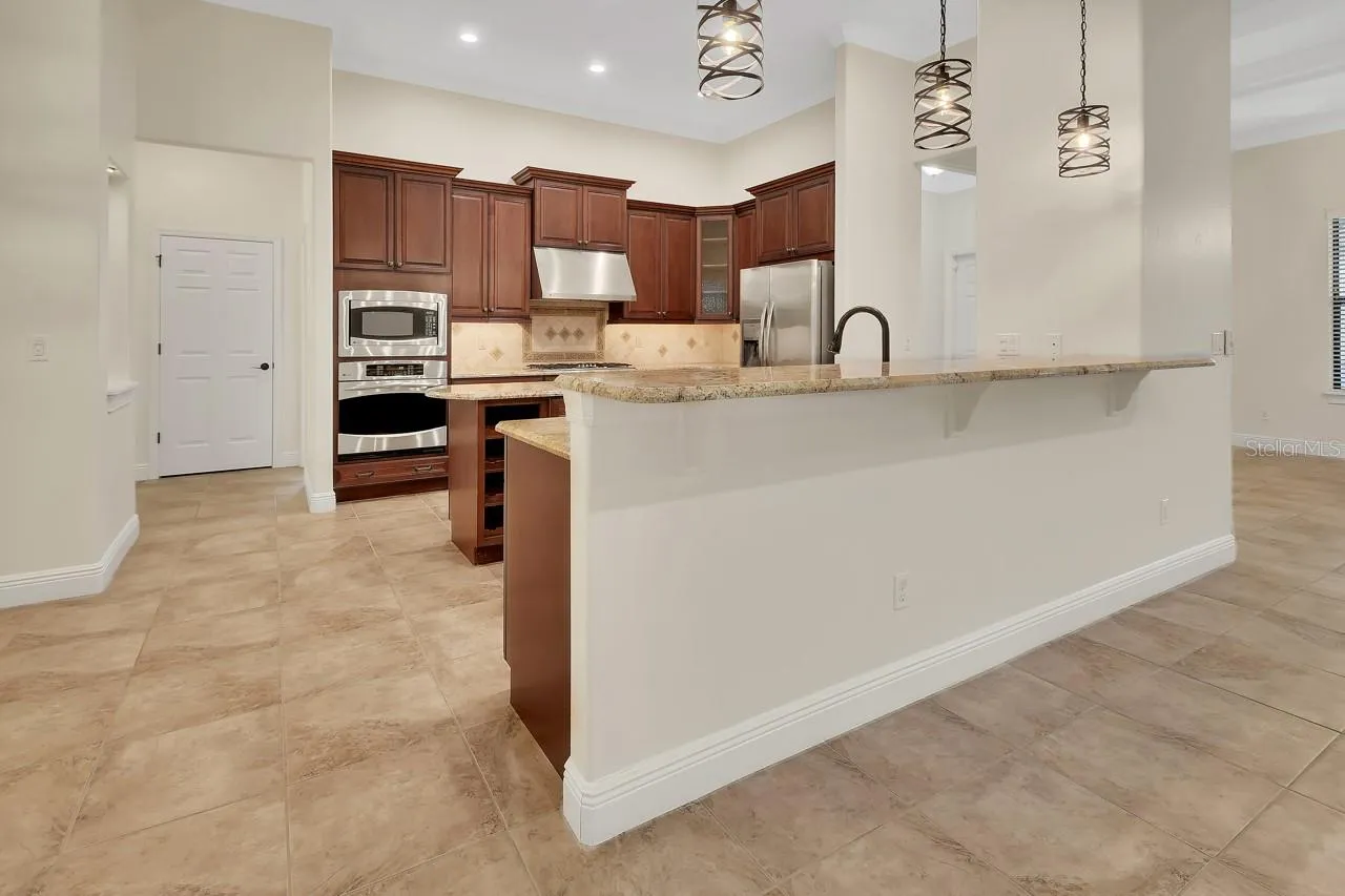 Kitchen with breakfast bar