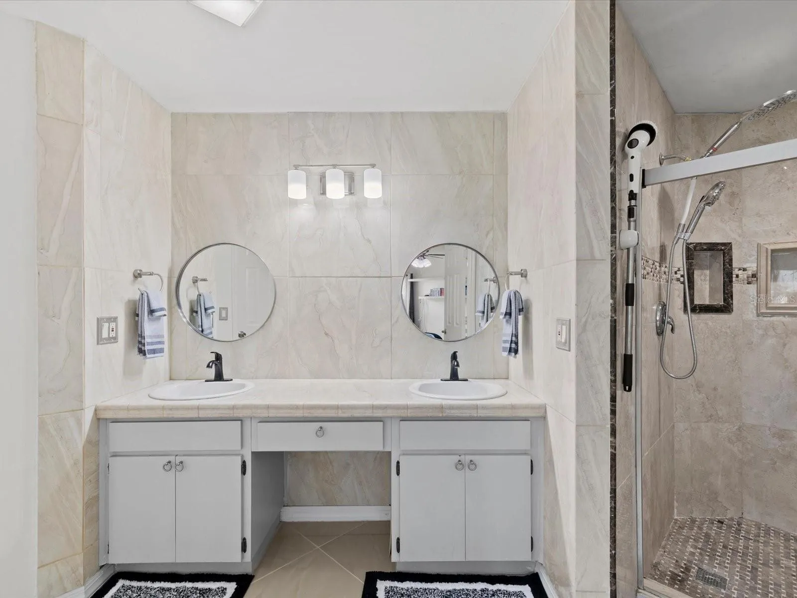 en suite primary bathroom