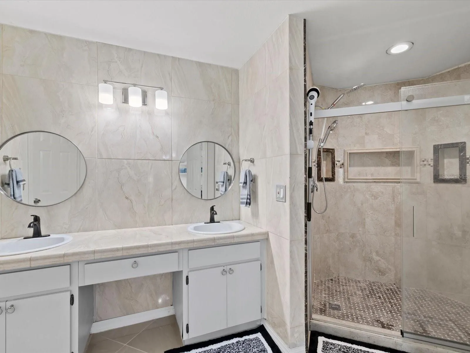 en suite primary bathroom