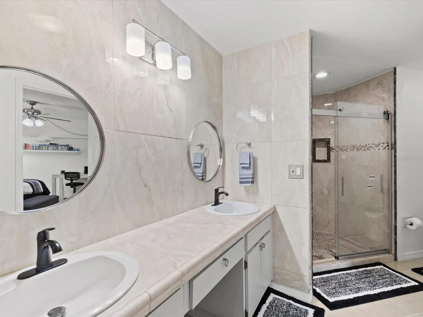 en suite primary bathroom