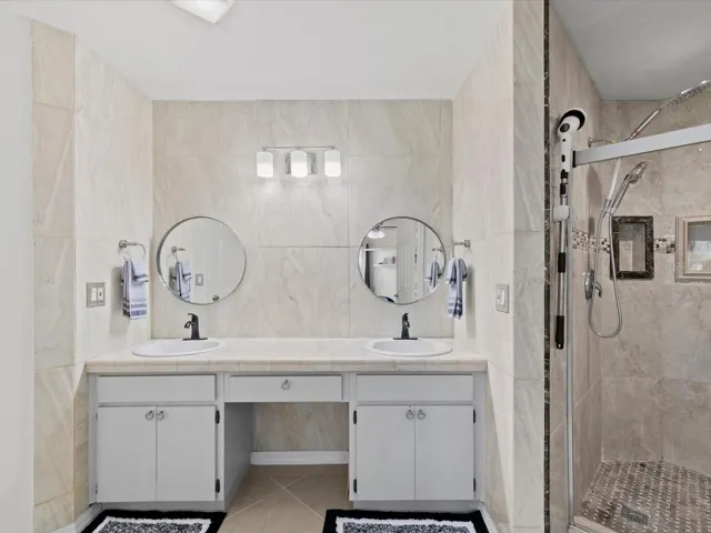 en suite primary bathroom