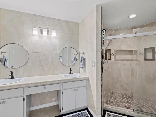 en suite primary bathroom