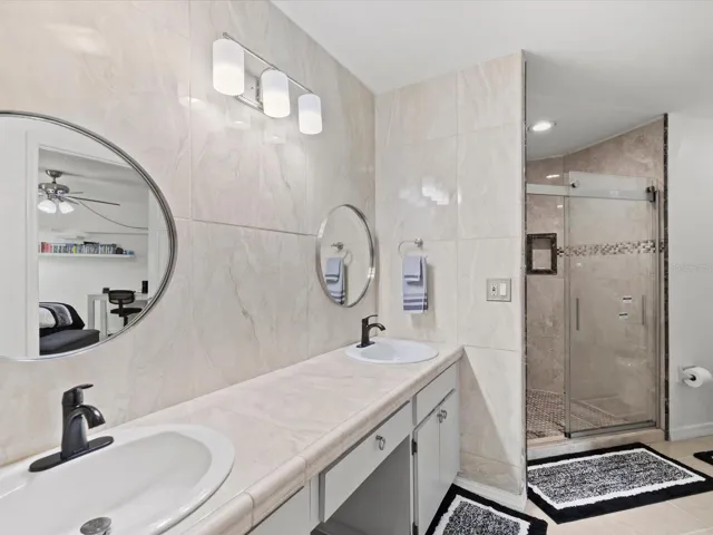 en suite primary bathroom