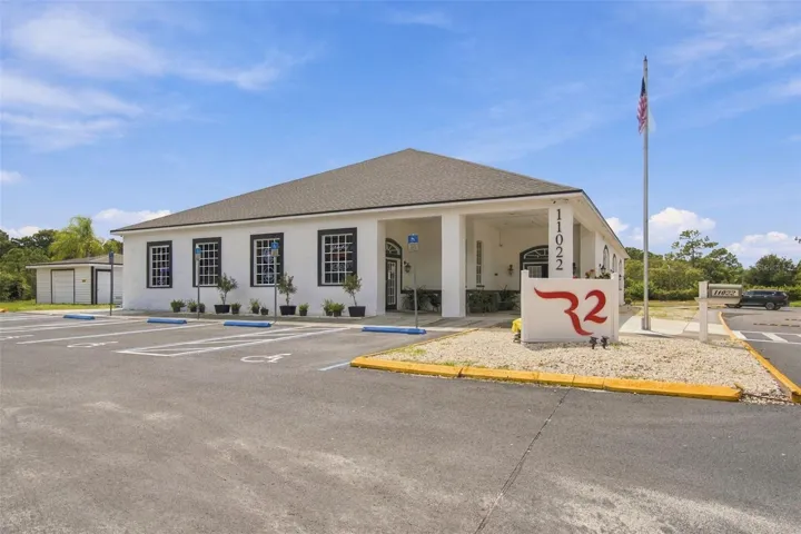 R2 Restaurant/Pub in Neighborhood