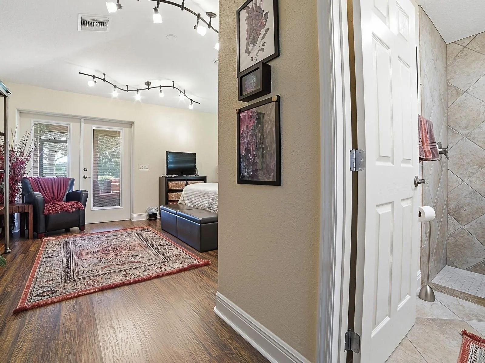 ENTRYWAY TO A PRIVATE BEDROOM/BATHROOM SUITE