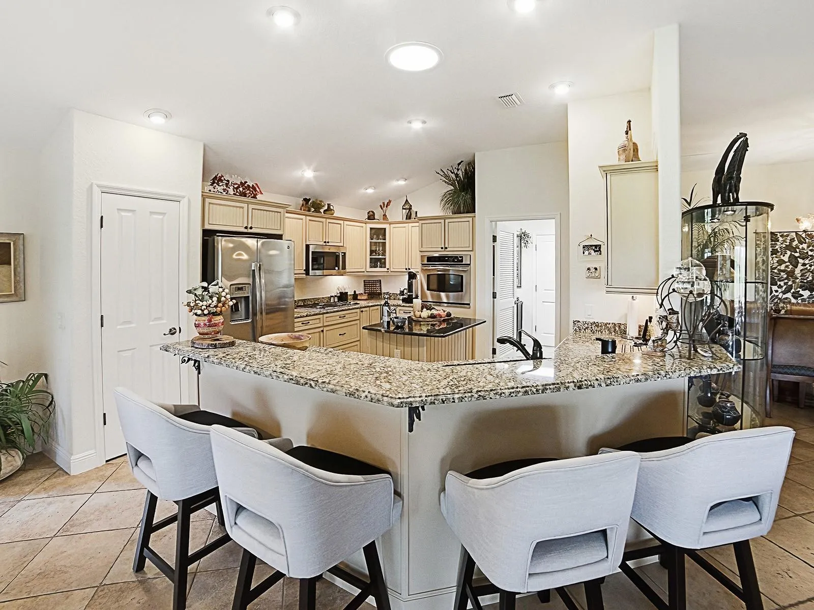 A STUNNING UPGRADED GOURMET KITCHEN