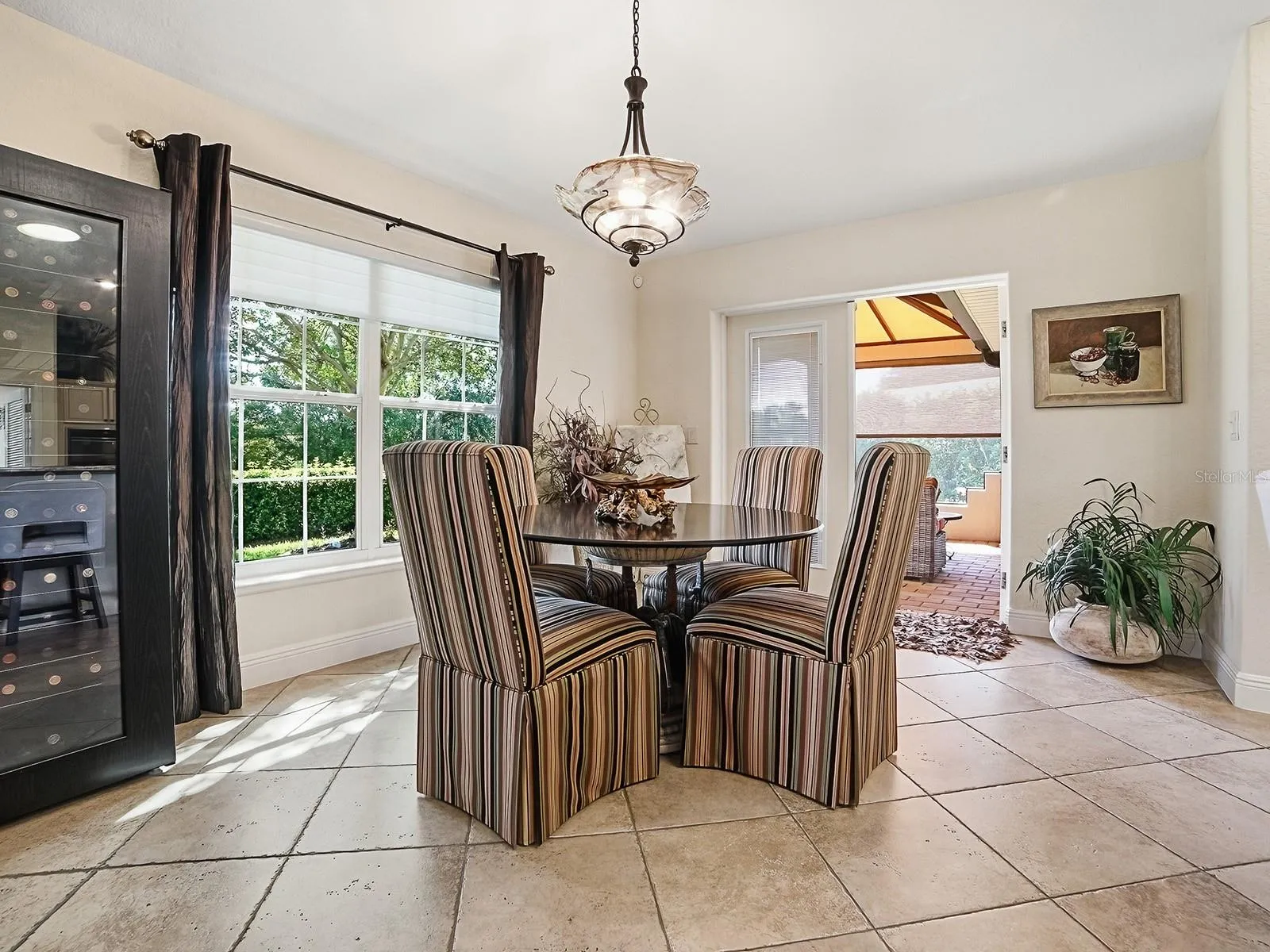 OPEN DOOR TO THE SIDE LANAI