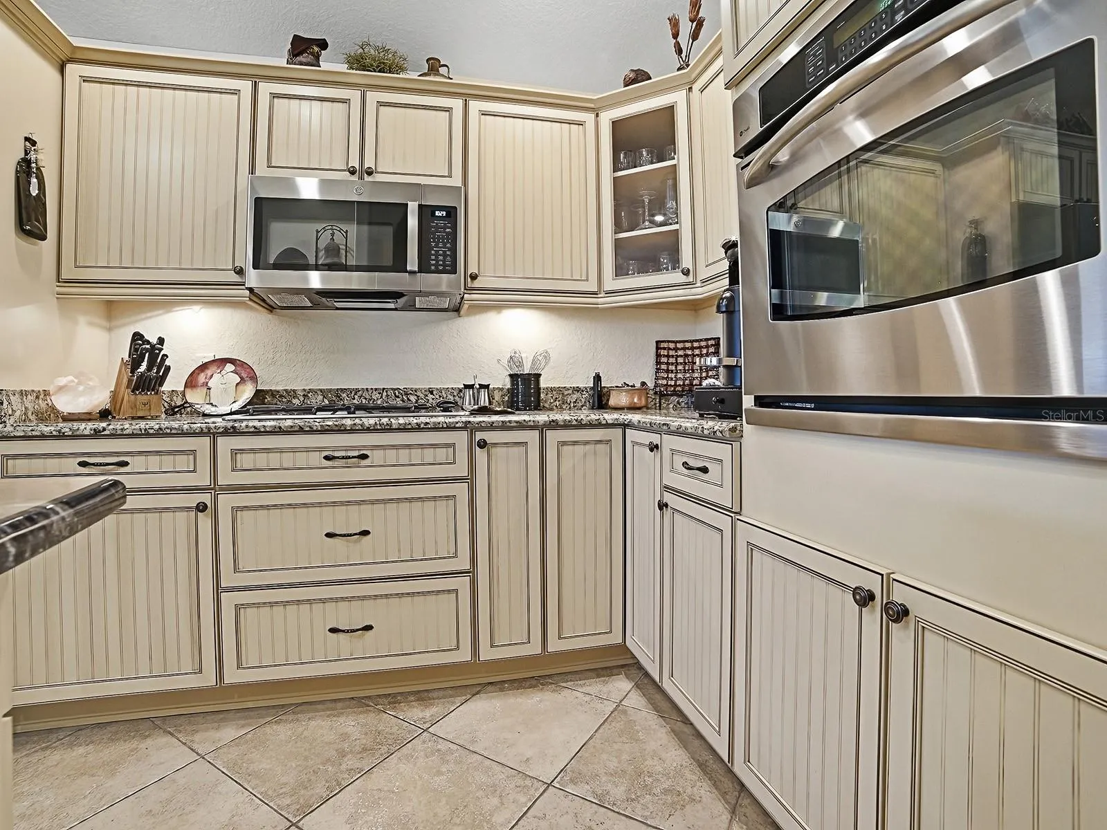 UNDER CABINET LIGHTING