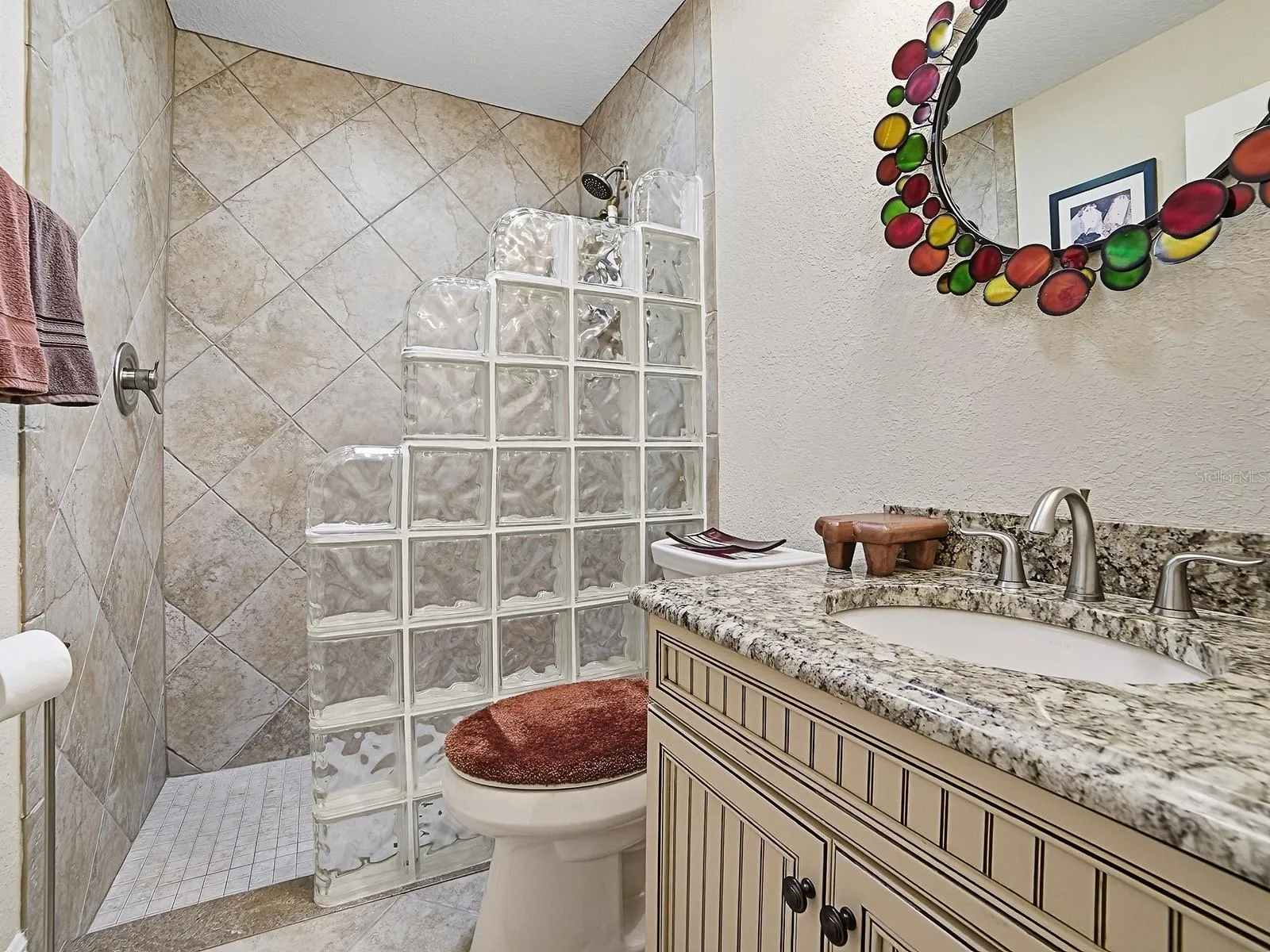 BATHOOM FOR THE PRIVATE SUITE