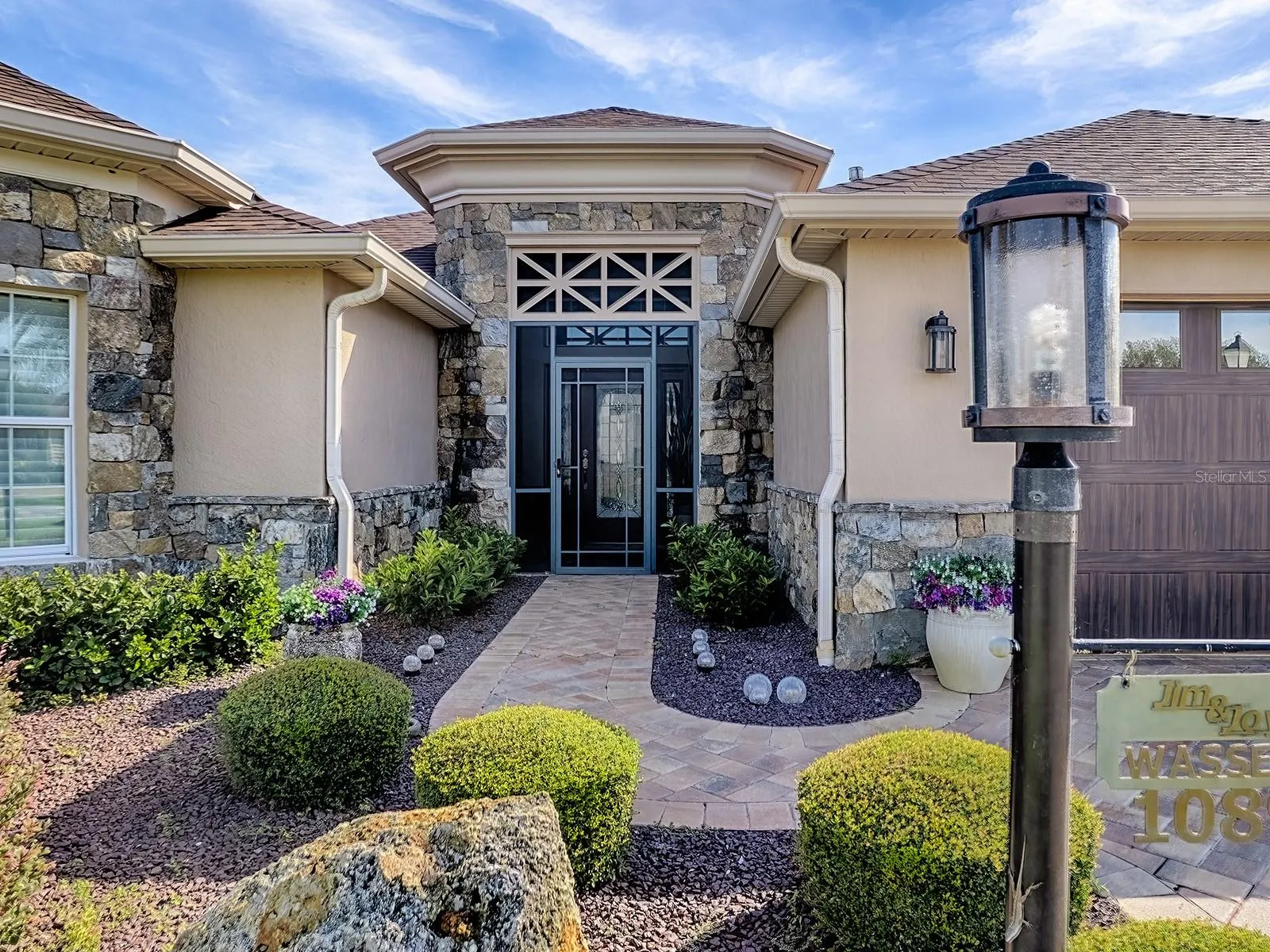 STONE AND STUCCO COMBINATION FOR A STUNNING ENTRYWAY