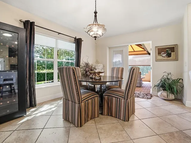 OPEN DOOR TO THE SIDE LANAI