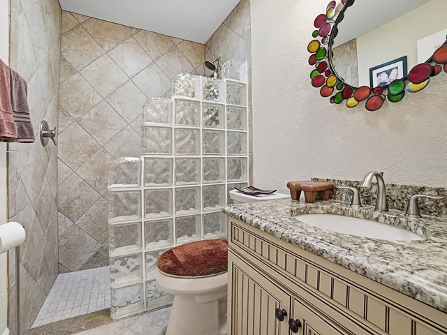 BATHOOM FOR THE PRIVATE SUITE