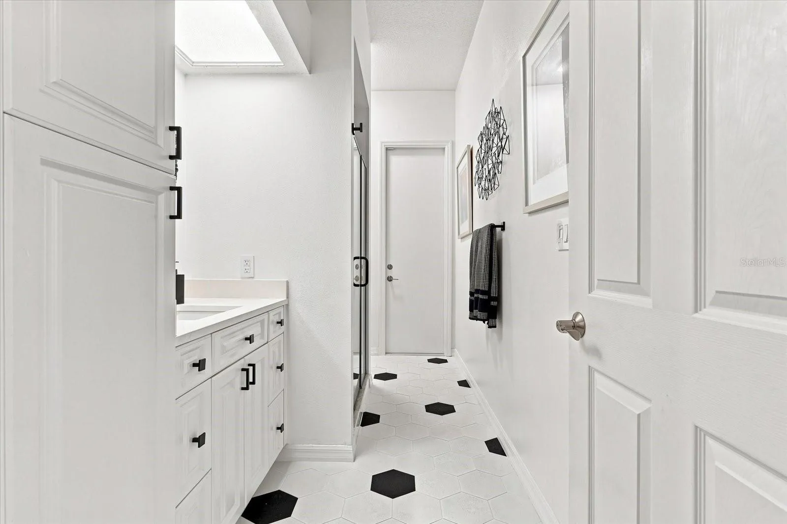 Guest Bath/Pool Bath with Door to Pool