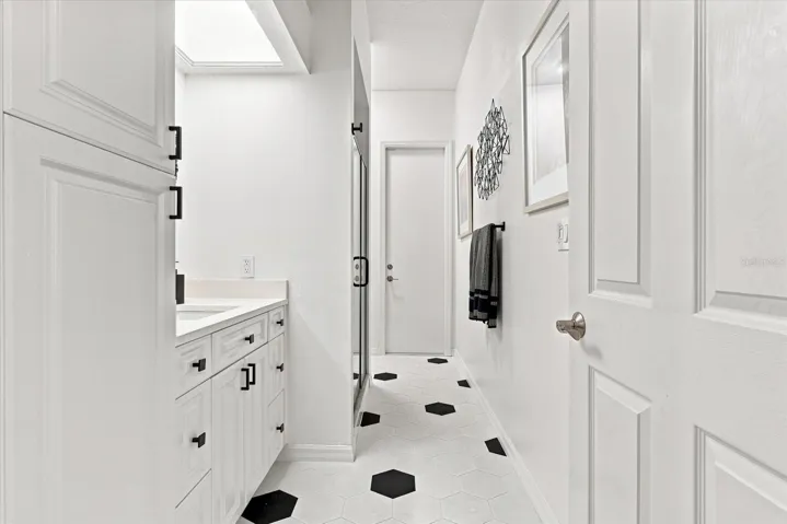 Guest Bath/Pool Bath with Door to Pool