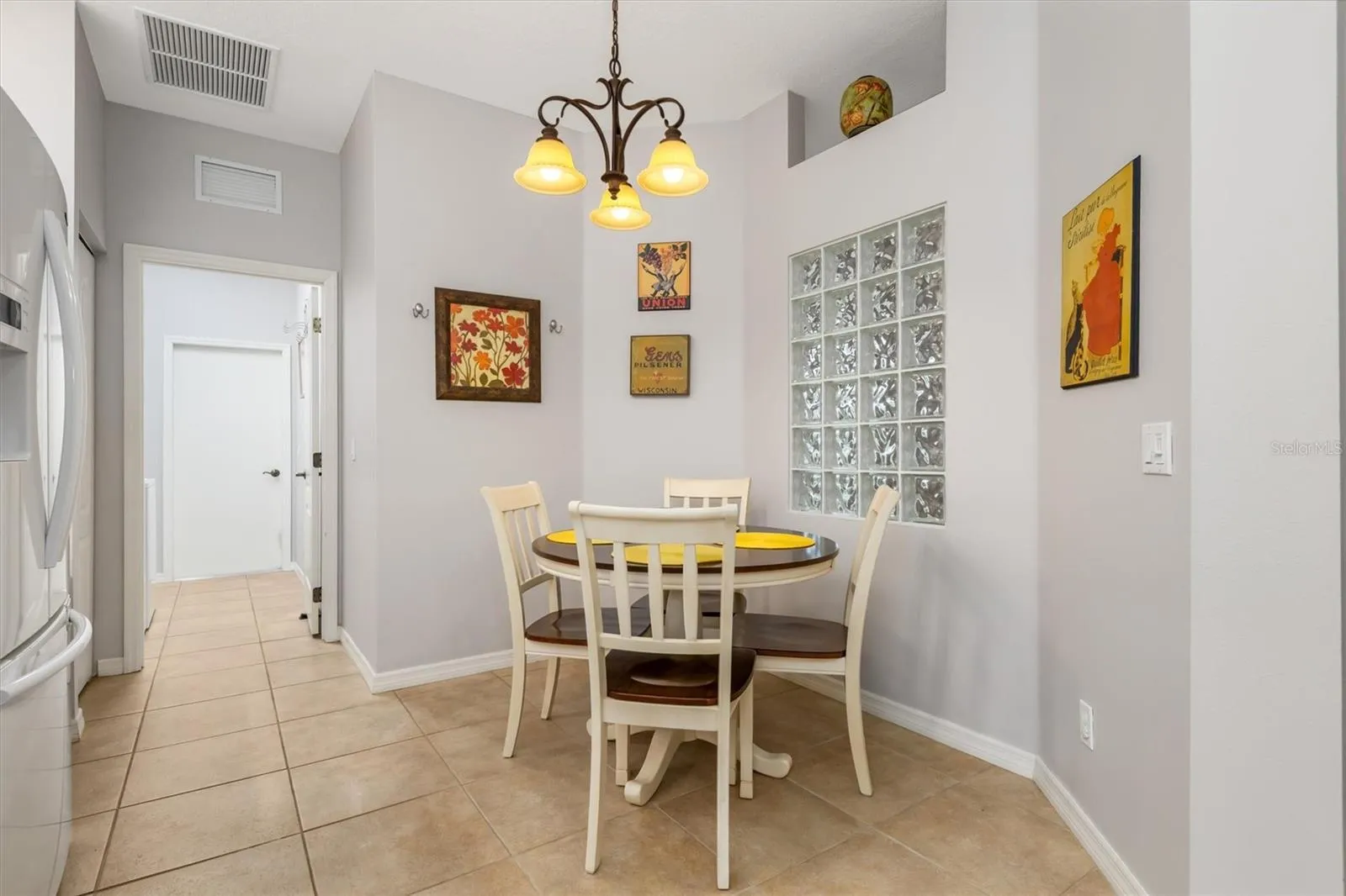 Eat-in kitchen