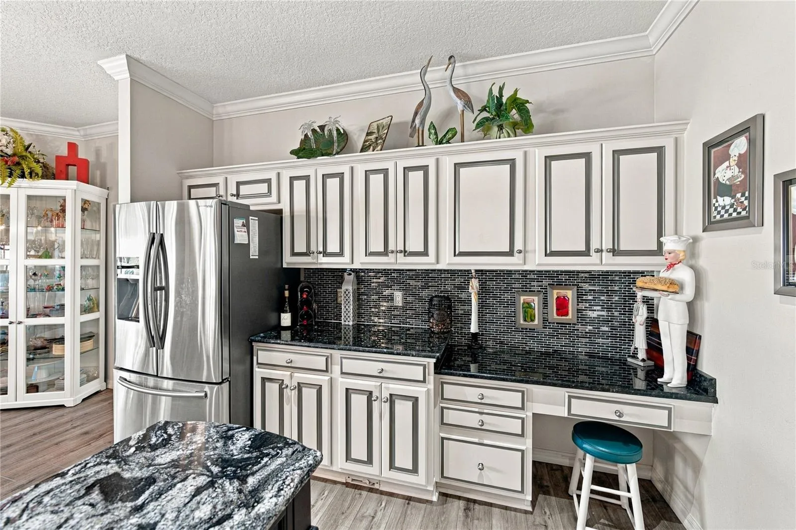 The built-in desk area will be appreciated by the household chef.
