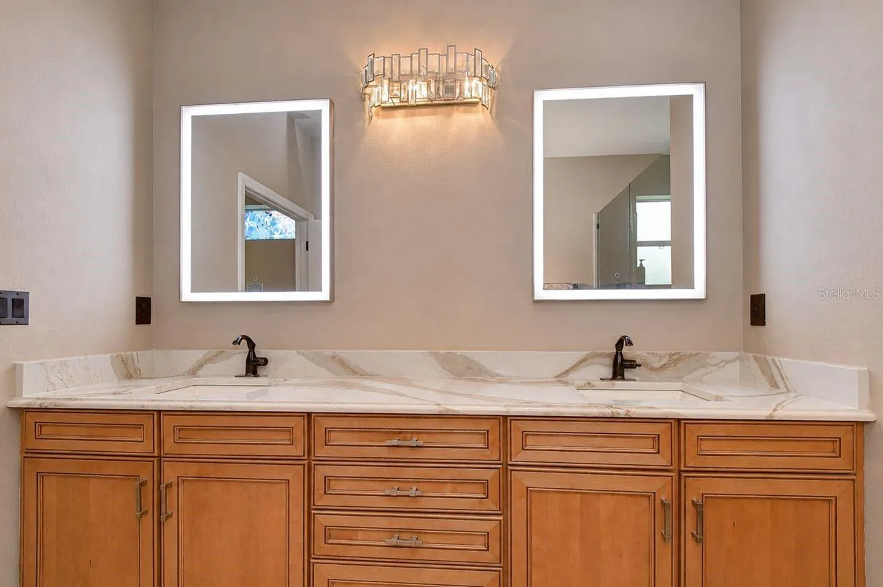 Dual sinks in owner's suite