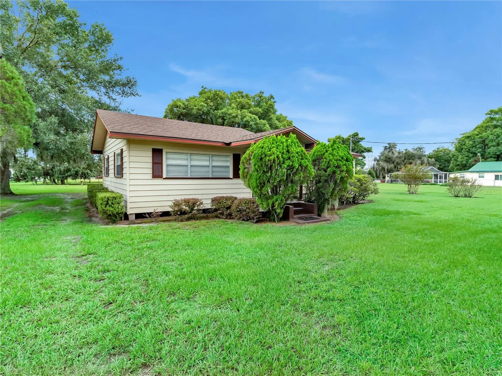 Side yard , Driveway , parking area.