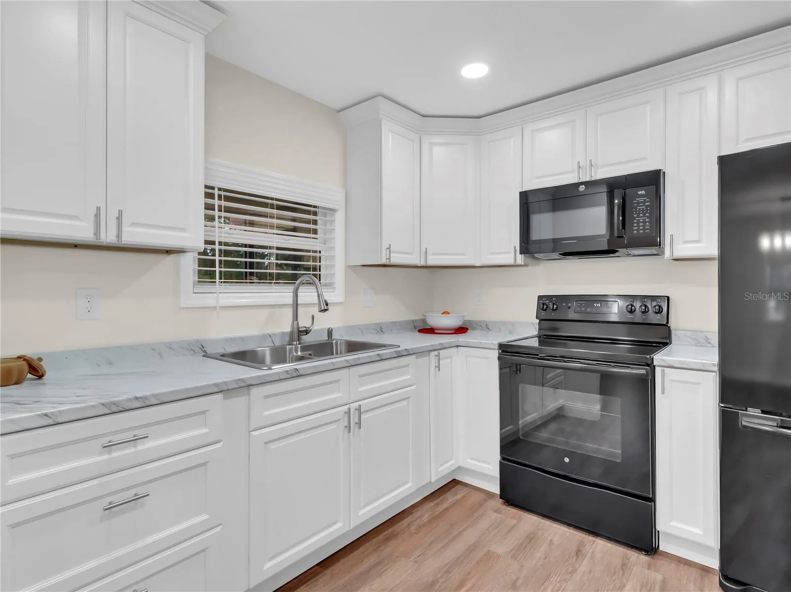 Kitchen RENO Done Right! Including DEEP Drawers,  Lazy Susan Rotating Corner storage, pull out spice rack, Beautiful GE Appliances Crown moldings, IT has all the extras of a dream Kitchen!