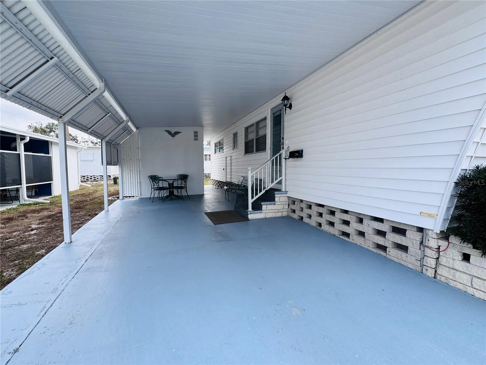 Carport.