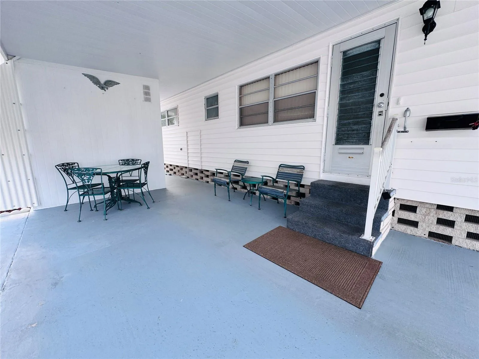 Carport.