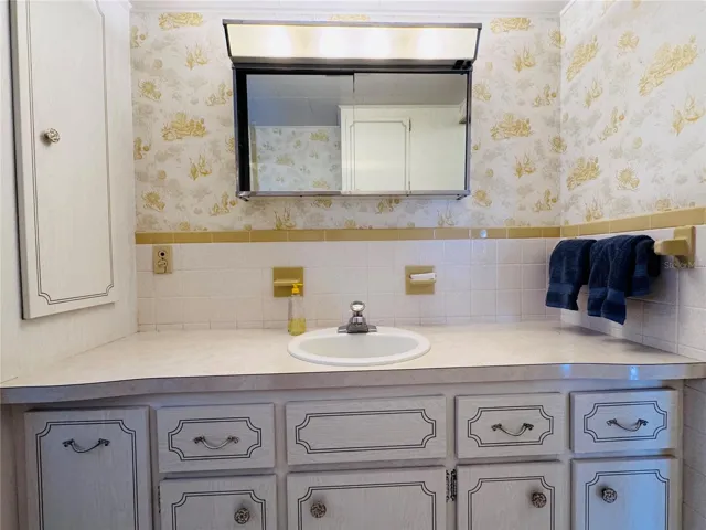 Full bath vanity.